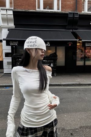 WARDEN EDGE Off-Shoulder Ribbed T-Shirt