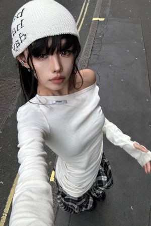 WARDEN EDGE Off-Shoulder Ribbed T-Shirt