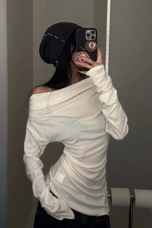 WARDEN EDGE Off-Shoulder Ruched Long Sleeve T-Shirt