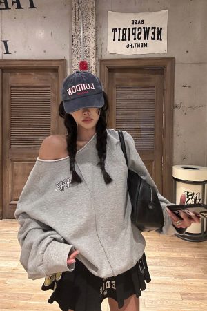 WARDEN EDGE Oversized Grey Sweatshirt with Embroidered W Logo