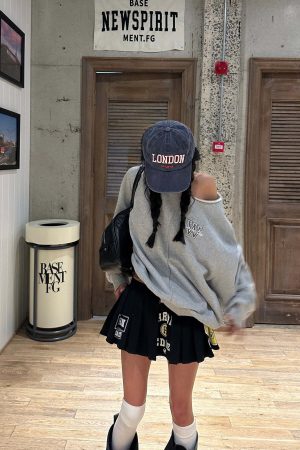 WARDEN EDGE Oversized Grey Sweatshirt with Embroidered W Logo