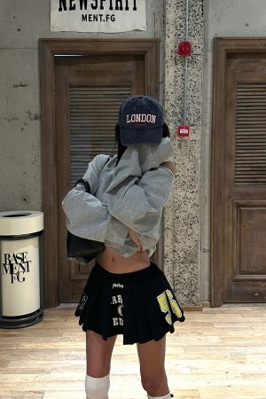 WARDEN EDGE Oversized Grey Sweatshirt with Embroidered W Logo