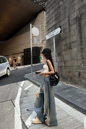 WARDEN EDGE Strapless Knit Tube Top with Bold “21” Motif