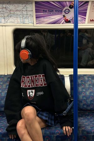 WARDEN EDGE Vintage Embroidery Oversized Sweatshirt