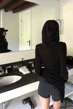 WARDEN EDGE Zipper Detail Low-Rise Denim Shorts