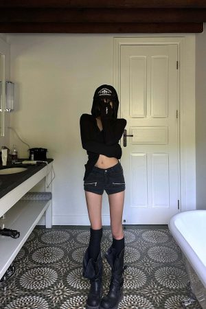 WARDEN EDGE Zipper Detail Low-Rise Denim Shorts