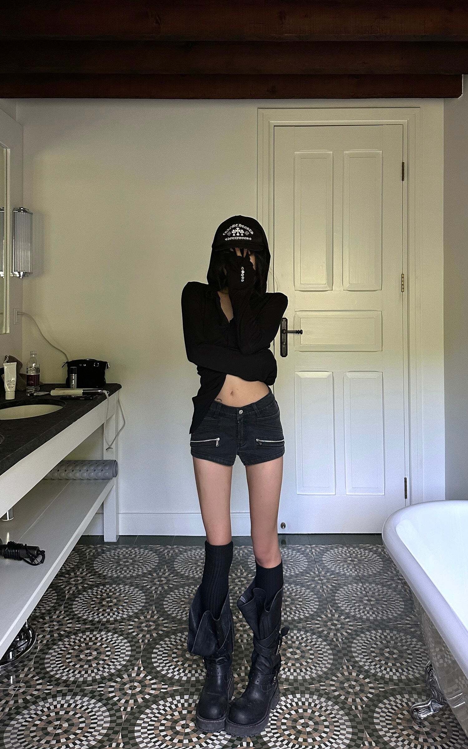 WARDEN EDGE Zipper Detail Low-Rise Denim Shorts WARDEN EDGE Zipper Detail Low-Rise Denim Shorts