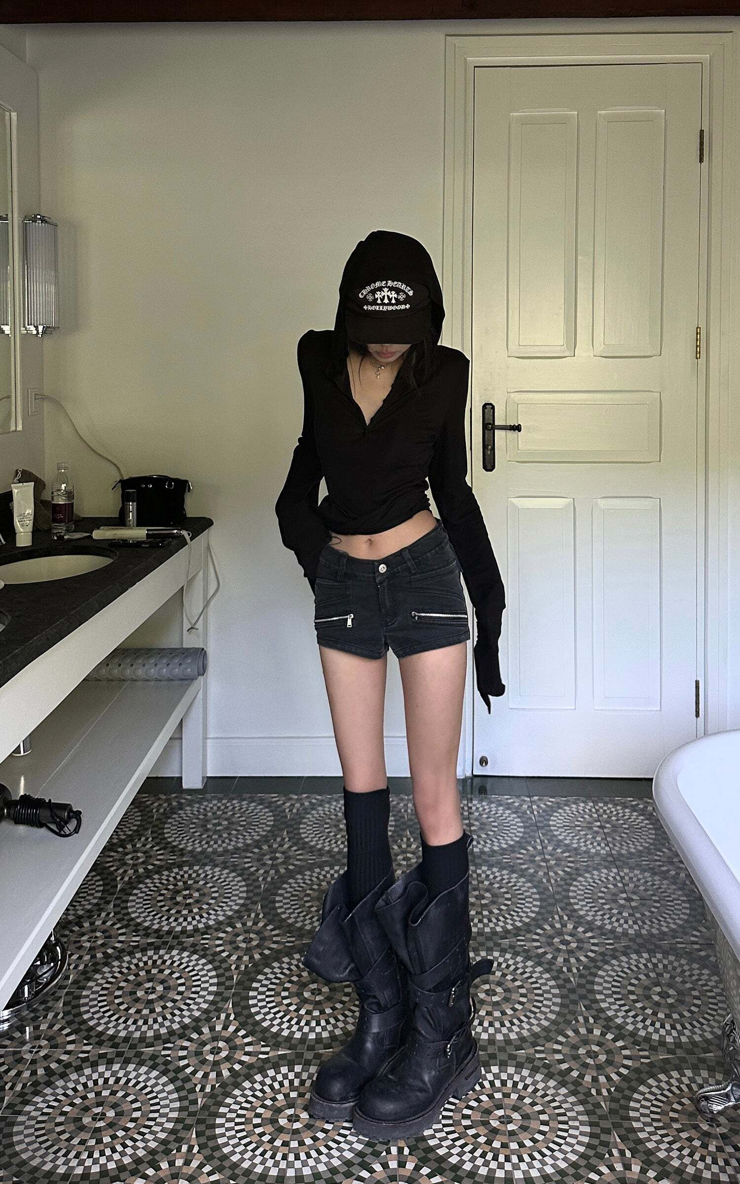 WARDEN EDGE Zipper Detail Low-Rise Denim Shorts WARDEN EDGE Zipper Detail Low-Rise Denim Shorts