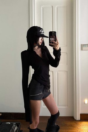 WARDEN EDGE Zipper Detail Low-Rise Denim Shorts