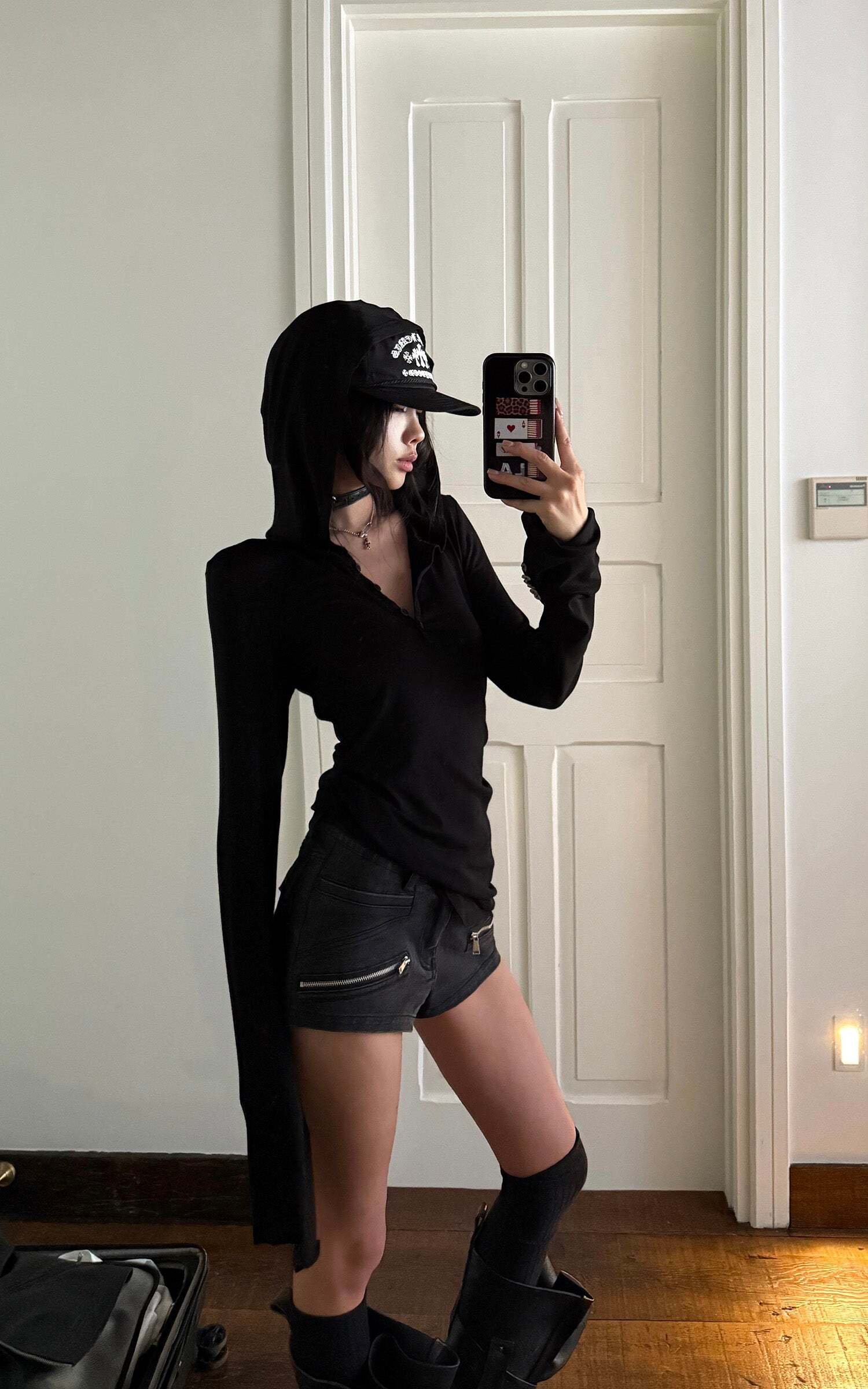 WARDEN EDGE Zipper Detail Low-Rise Denim Shorts WARDEN EDGE Zipper Detail Low-Rise Denim Shorts