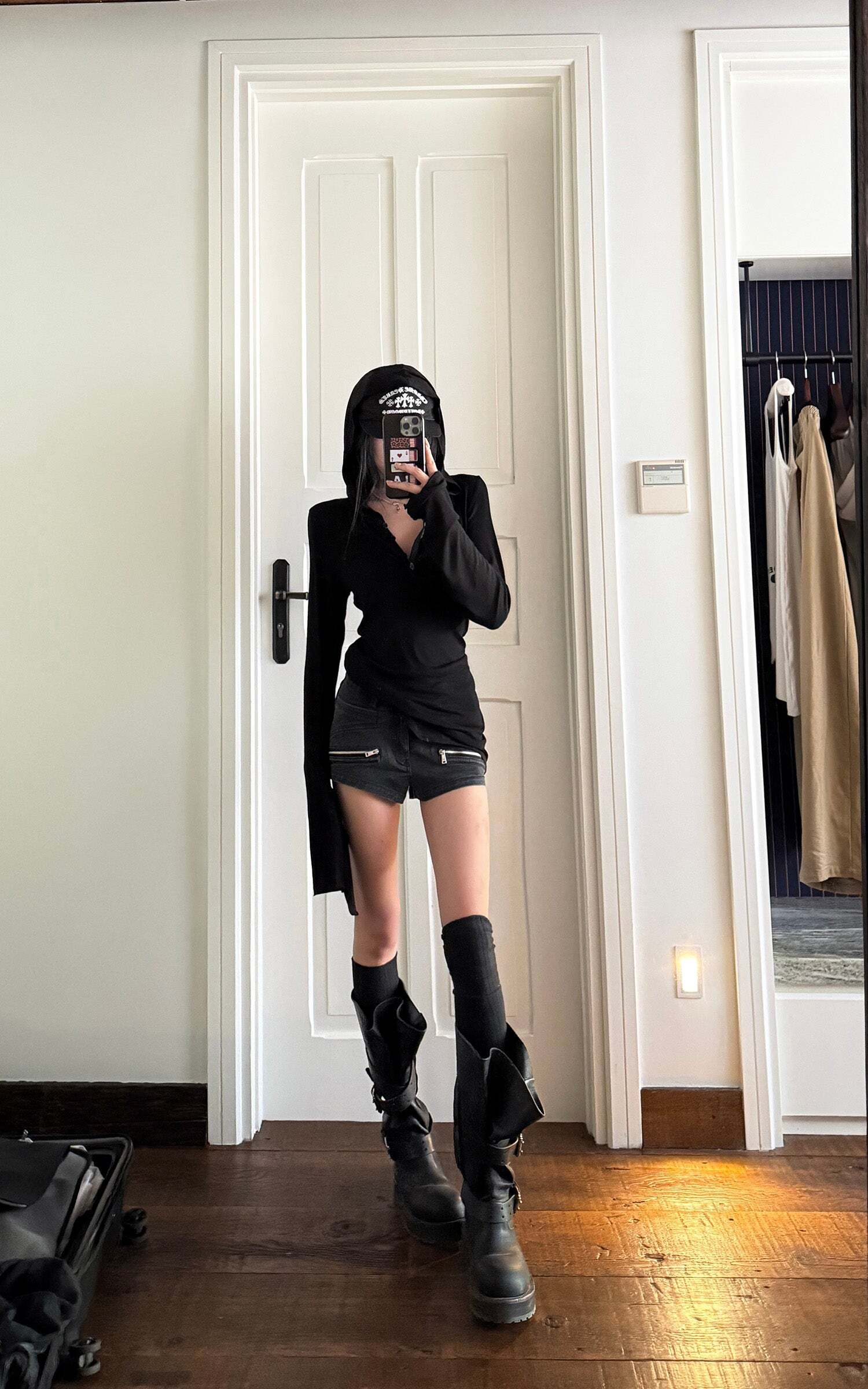 WARDEN EDGE Zipper Detail Low-Rise Denim Shorts WARDEN EDGE Zipper Detail Low-Rise Denim Shorts