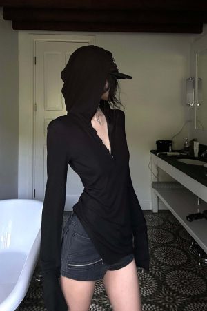 WARDEN EDGE Zipper Detail Low-Rise Denim Shorts